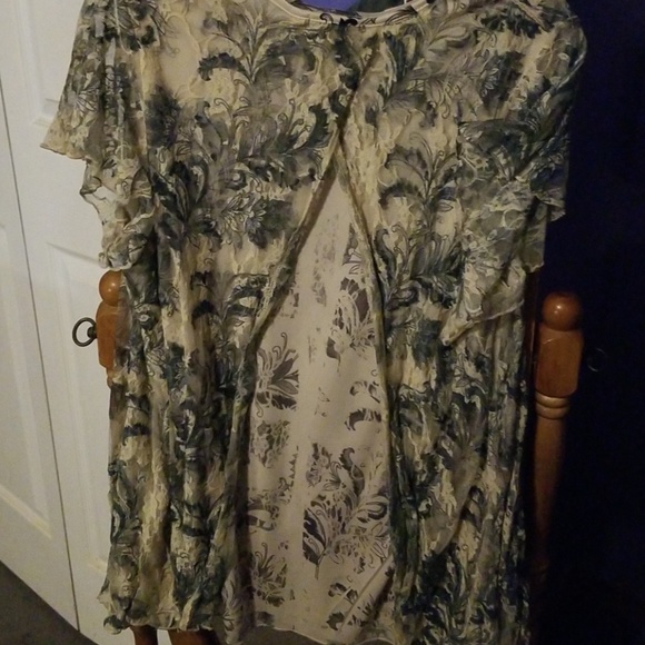 Short sleeve printed shirt with fly away back - Picture 2 of 3